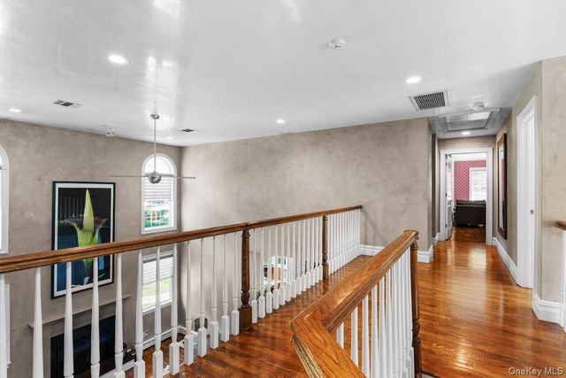 9 Ronwood Road, Chestnut Ridge, NY 10977