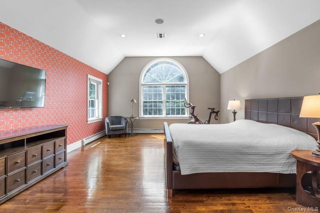 9 Ronwood Road, Chestnut Ridge, NY 10977