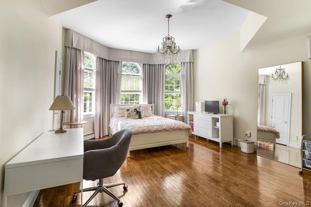 9 Ronwood Road, Chestnut Ridge, NY 10977