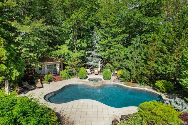 9 Ronwood Road, Chestnut Ridge, NY 10977