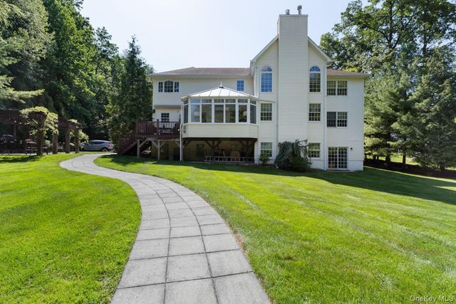 9 Ronwood Road, Chestnut Ridge, NY 10977