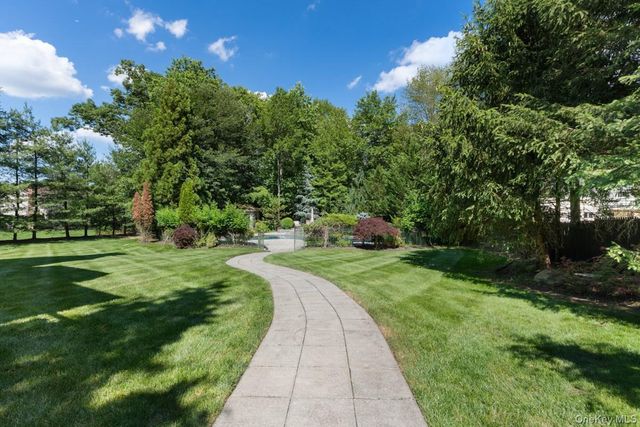 9 Ronwood Road, Chestnut Ridge, NY 10977