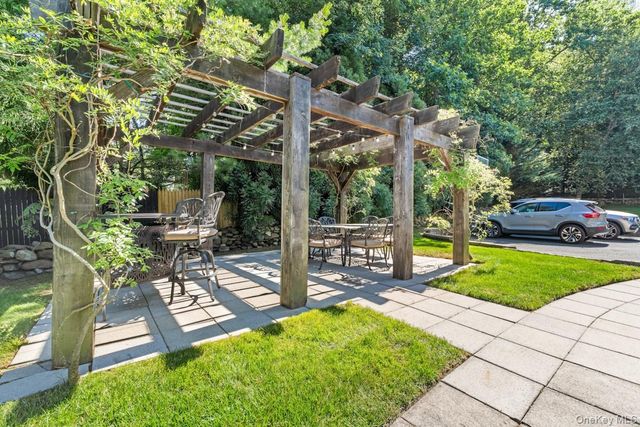 9 Ronwood Road, Chestnut Ridge, NY 10977