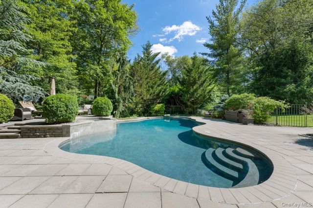 9 Ronwood Road, Chestnut Ridge, NY 10977