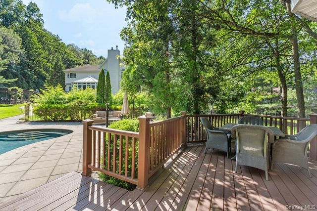 9 Ronwood Road, Chestnut Ridge, NY 10977