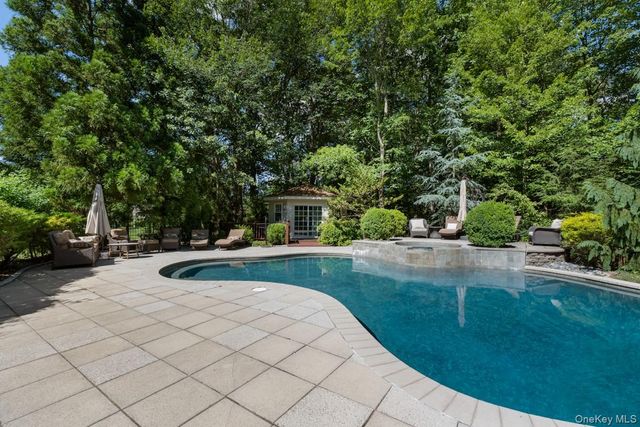 9 Ronwood Road, Chestnut Ridge, NY 10977