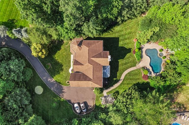 9 Ronwood Road, Chestnut Ridge, NY 10977