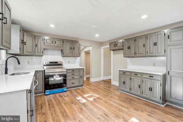 4 BORATEN RD, Royersford, PA 19468