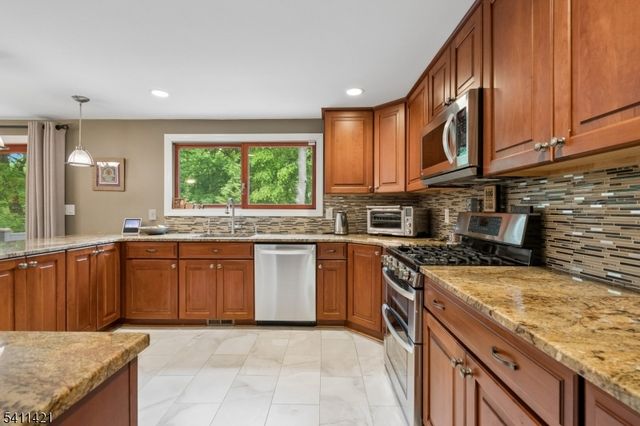 60 Edgemere Rd, Livingston Twp., NJ 07039