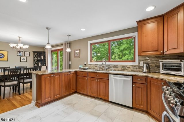 60 Edgemere Rd, Livingston Twp., NJ 07039