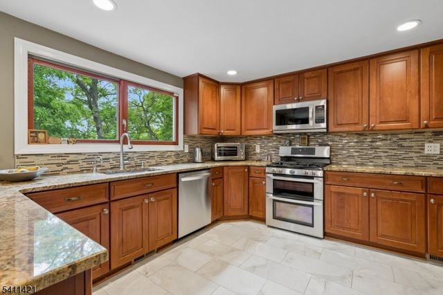 60 Edgemere Rd, Livingston Twp., NJ 07039