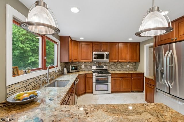 60 Edgemere Rd, Livingston Twp., NJ 07039