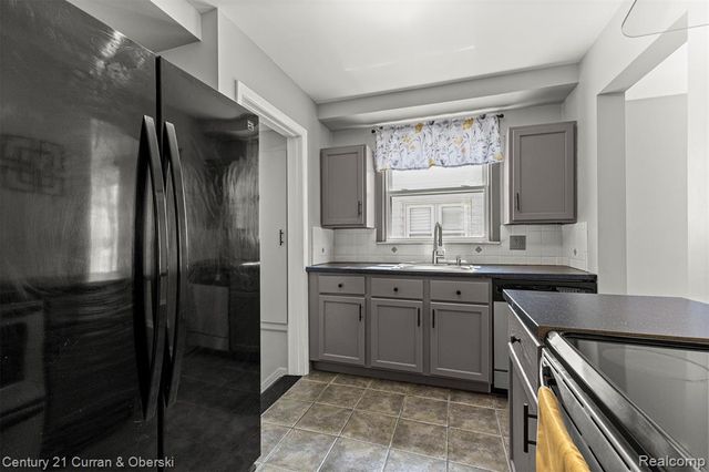 14734 College Avenue, Allen Park, MI 48101