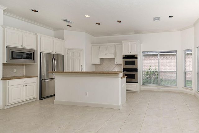 15 Rockledge, The Woodlands, TX 77382