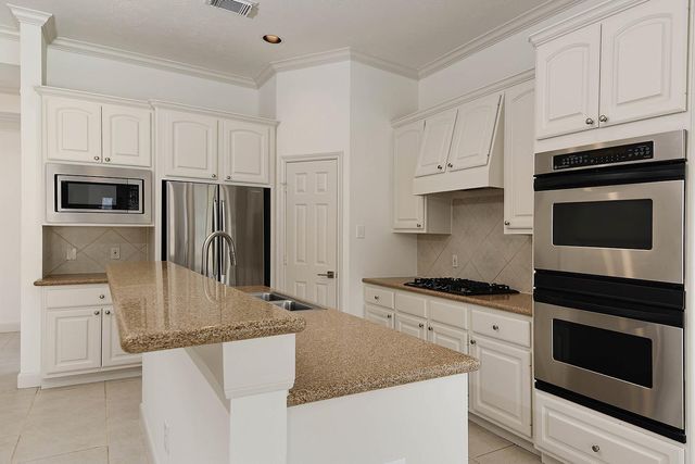 15 Rockledge, The Woodlands, TX 77382