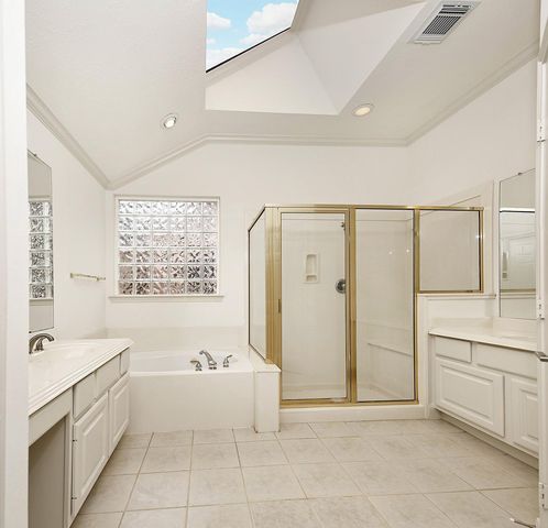 15 Rockledge, The Woodlands, TX 77382