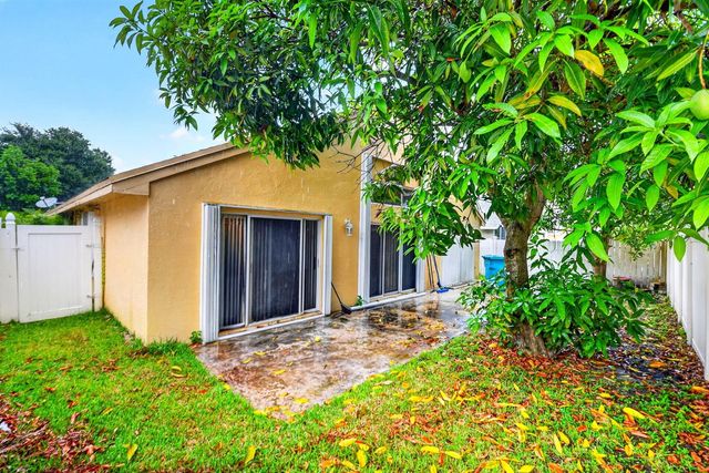 1059 Fairfax Circle W, Boynton Beach, FL 33436