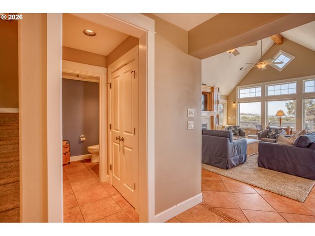 5020 Nw LEE Ave, Lincoln City, OR 97367