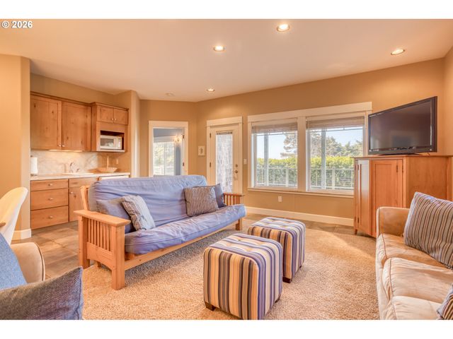 5020 Nw LEE Ave, Lincoln City, OR 97367