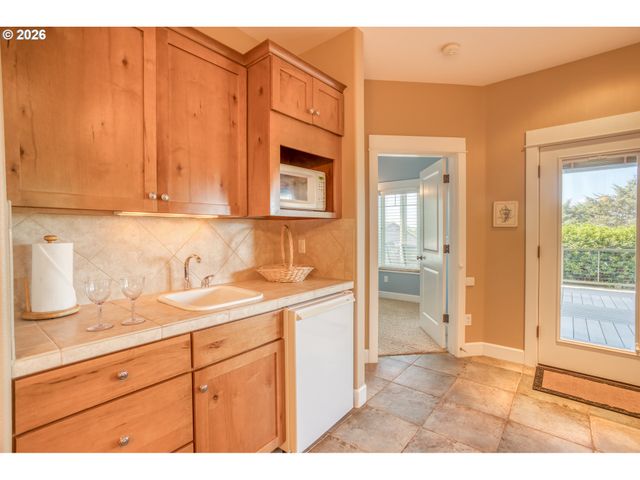 5020 Nw LEE Ave, Lincoln City, OR 97367