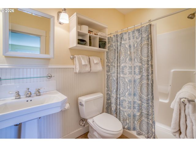 5020 Nw LEE Ave, Lincoln City, OR 97367