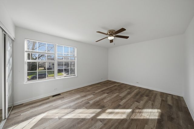 1670 College Green Drive, Elgin, IL 60123