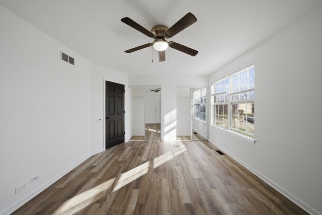 1670 College Green Drive, Elgin, IL 60123