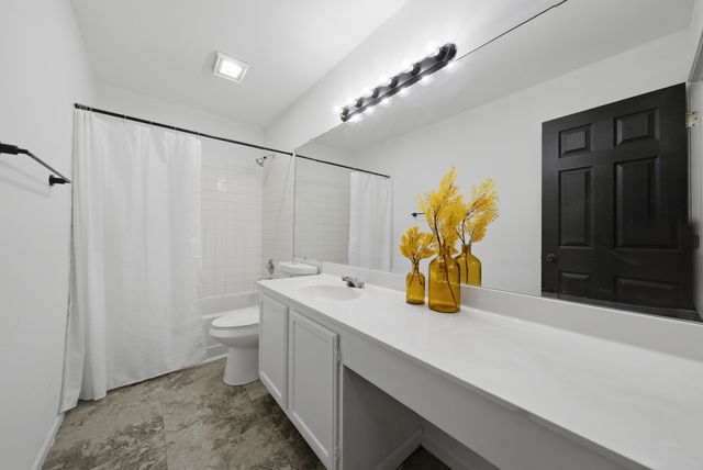 1670 College Green Drive, Elgin, IL 60123