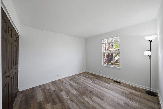 1670 College Green Drive, Elgin, IL 60123