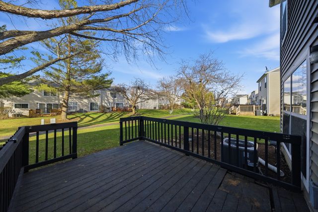 1670 College Green Drive, Elgin, IL 60123