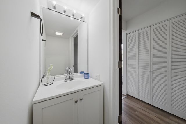 1670 College Green Drive, Elgin, IL 60123