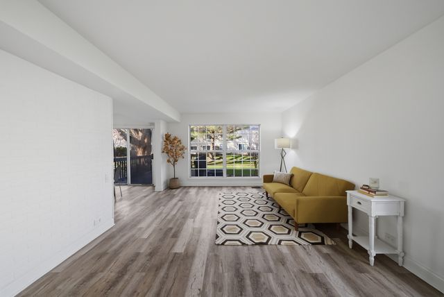 1670 College Green Drive, Elgin, IL 60123