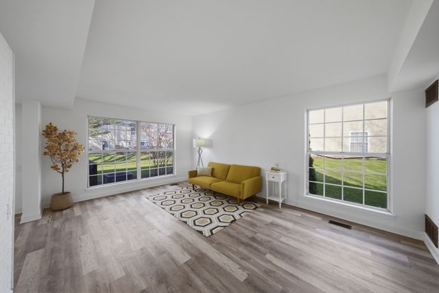 1670 College Green Drive, Elgin, IL 60123