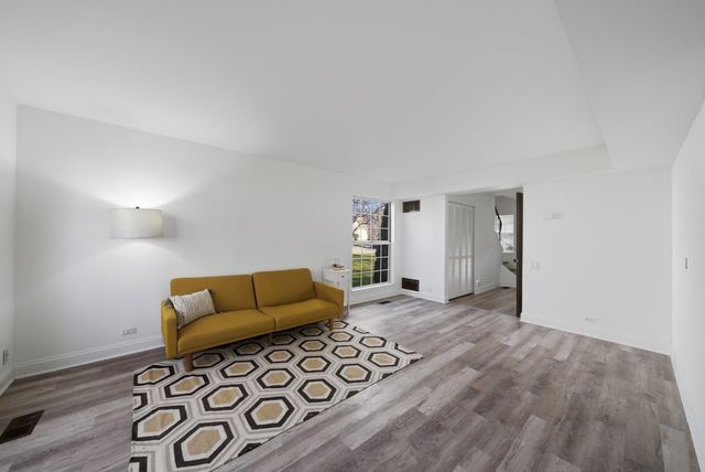 1670 College Green Drive, Elgin, IL 60123