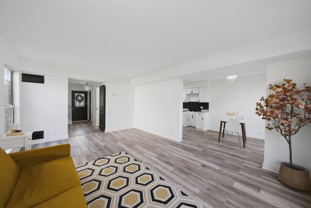 1670 College Green Drive, Elgin, IL 60123