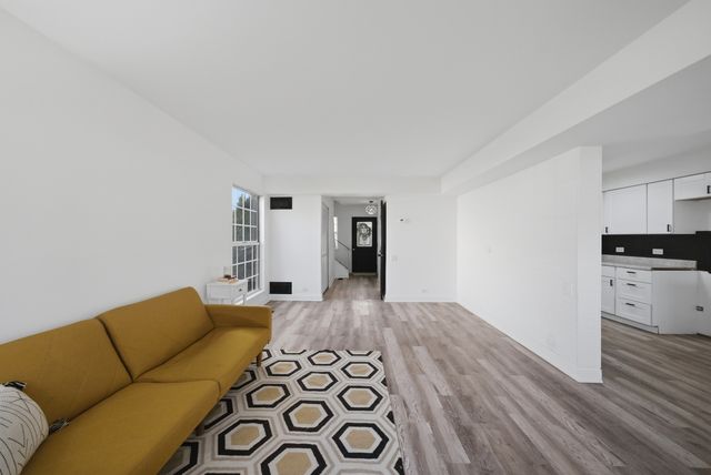 1670 College Green Drive, Elgin, IL 60123