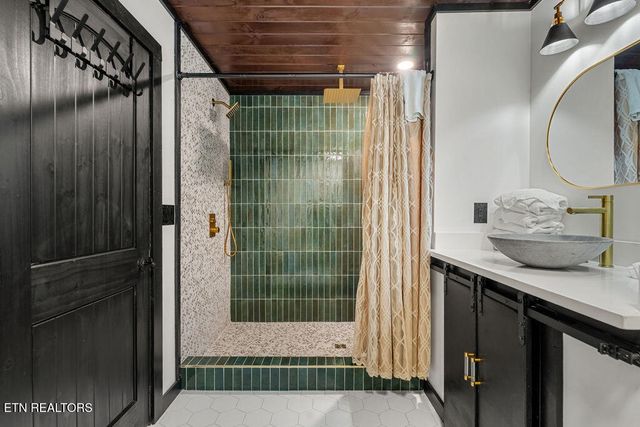 915 Stans Rd, Gatlinburg, TN 37738