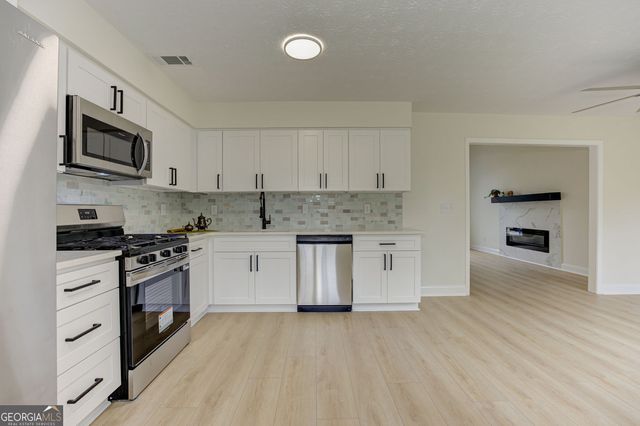 1039 Boardwalk Drive, Lawrenceville, GA 30044