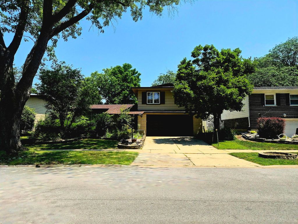 411 N Illinois Avenue, Glenwood, IL 60425