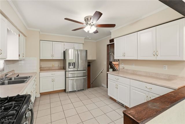 2207 Oaklawn Drive, Parma, OH 44134