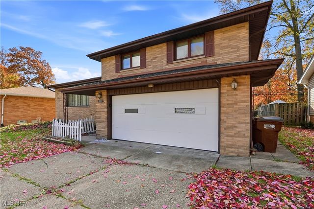 2207 Oaklawn Drive, Parma, OH 44134