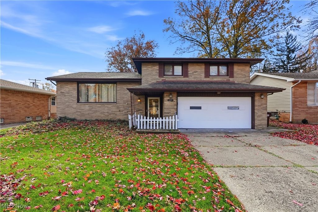 2207 Oaklawn Drive, Parma, OH 44134
