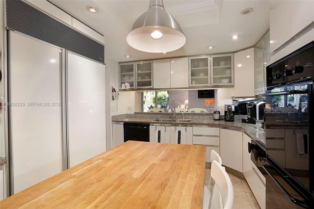 445 Grand Bay Dr 215, Key Biscayne, FL 33149