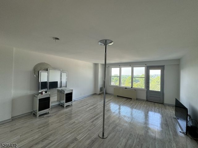 285 Aycrigg Ave 10H, Passaic City, NJ 07055