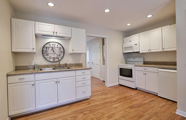 4565 Meadow Vw E, Brookfield, WI 53005