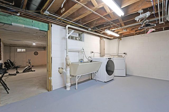 4565 Meadow Vw E, Brookfield, WI 53005