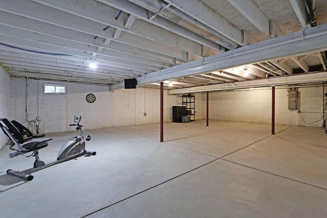 4565 Meadow Vw E, Brookfield, WI 53005