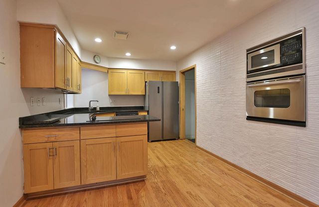 4565 Meadow Vw E, Brookfield, WI 53005