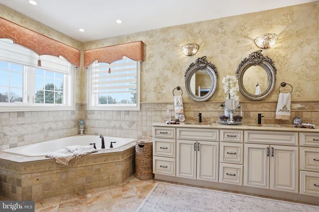 1066 WASHINGTON CROSSING RD, Newtown, PA 18940