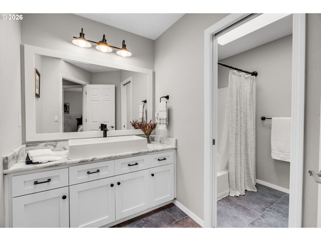 1331 TROON Dr, West Linn, OR 97068